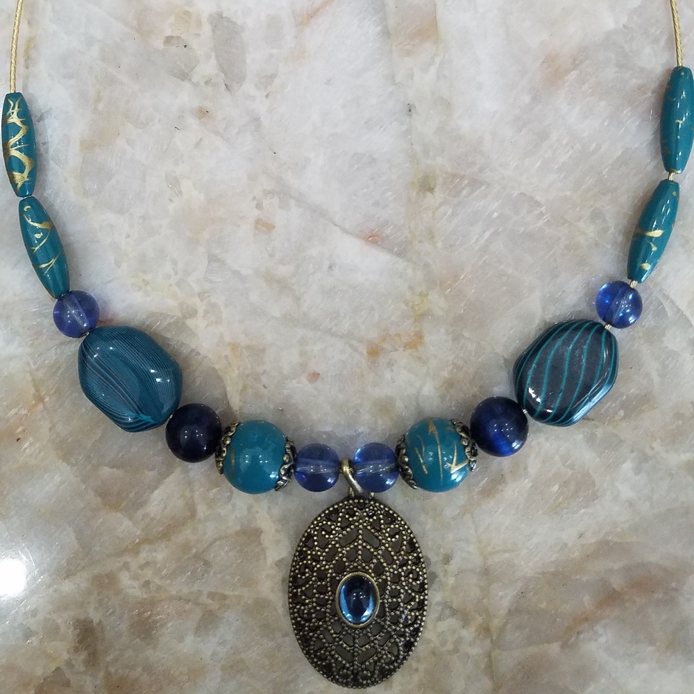 PRETTY TEAL & BLUES BEADED WIRE TYPE NECKLACE